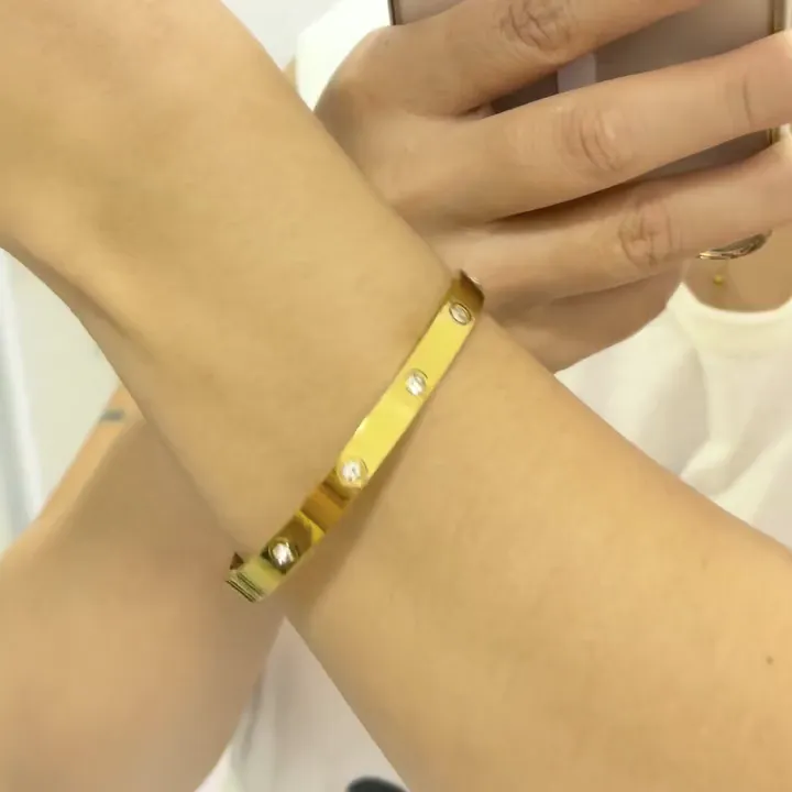 Bracelete com zircônias no pulso