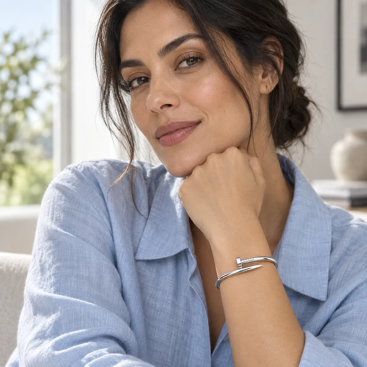 Imagem ilustrativa de modelo usando o Bracelete Prego prata