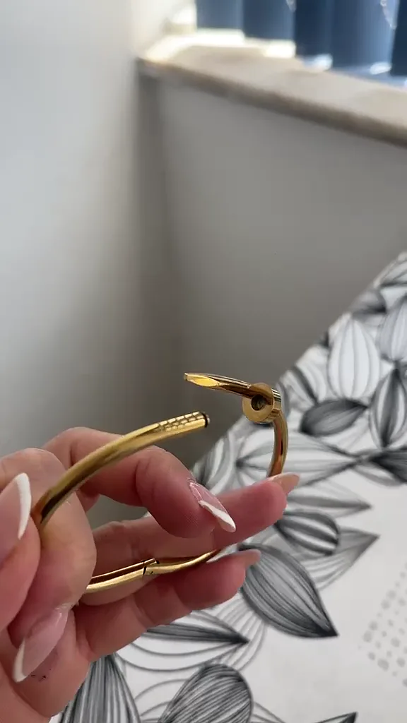 Bracelete Prego dourado aberto para colocar no pulso, foto real