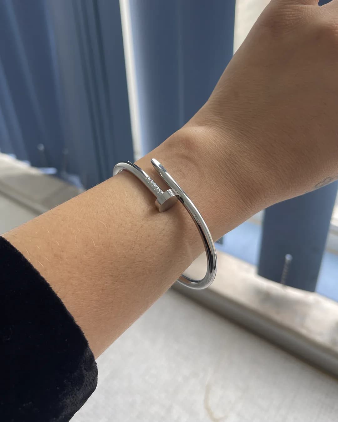 Bracelete Prego prata no pulso, foto real