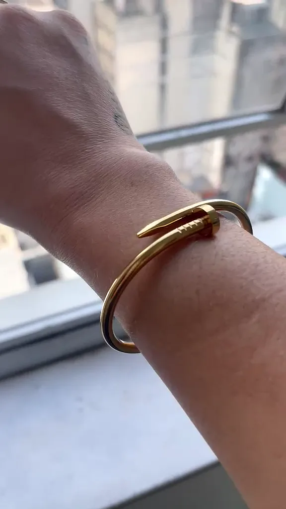 Bracelete Prego dourado no pulso, foto real