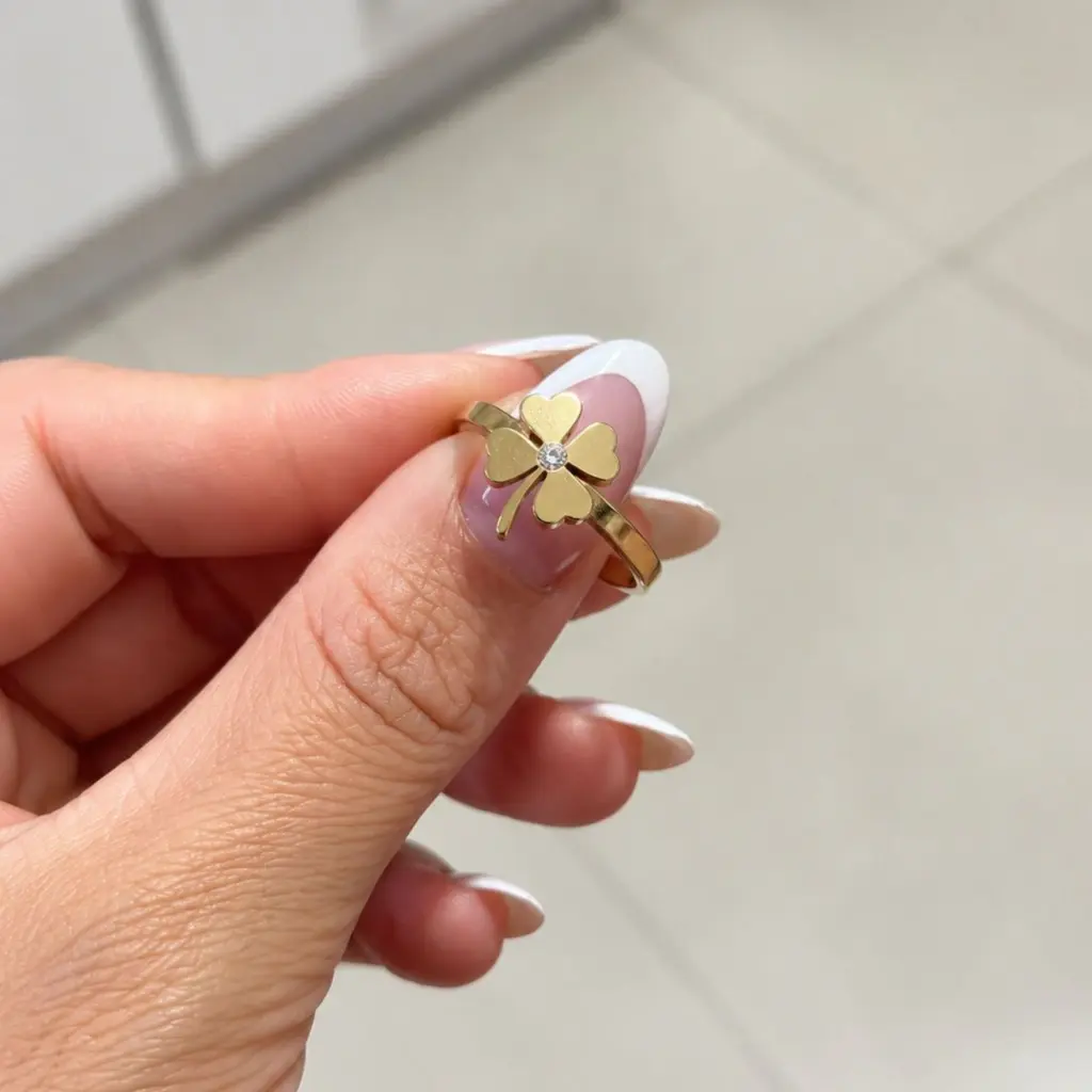 Anel Trevo Com Zircônia Dourado