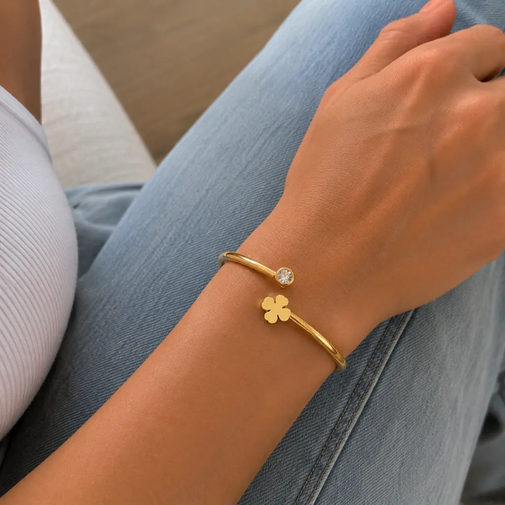 Bracelete Trevo Ponto de Luz Dourado