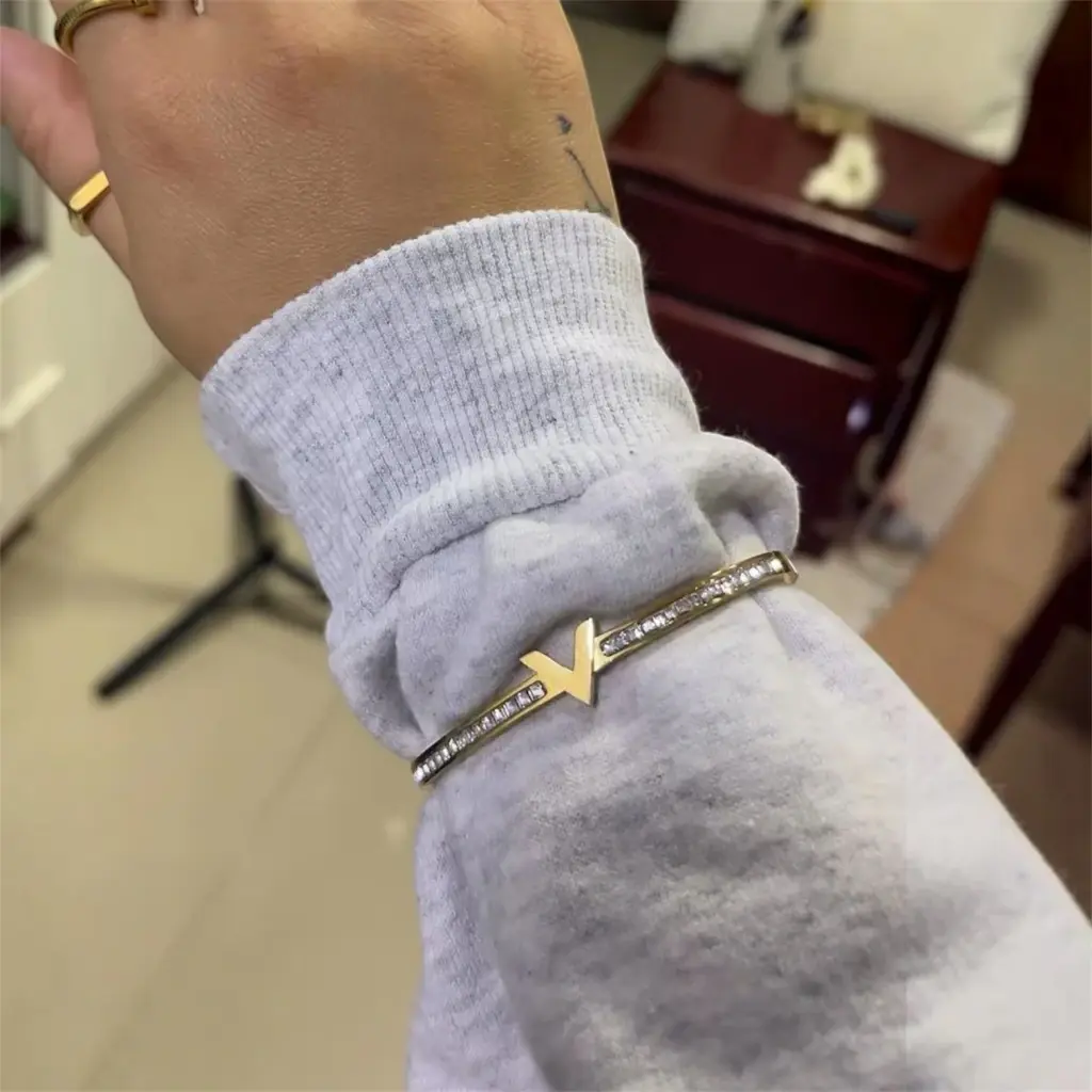 Bracelete V Com Zircônias