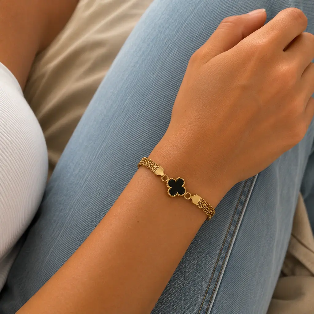 Pulseira Larga Trevo Ônix Dourada
